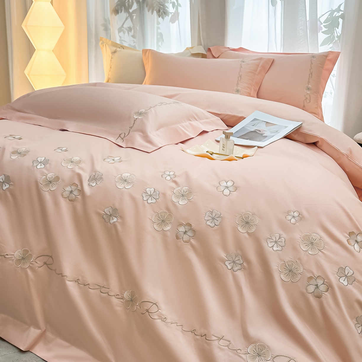 91家纺网 家纺一手货源 找家纺 置顶家纺 2025新款全棉纯棉刺绣四件套桃花朵朵系列 桃花朵朵-玉色