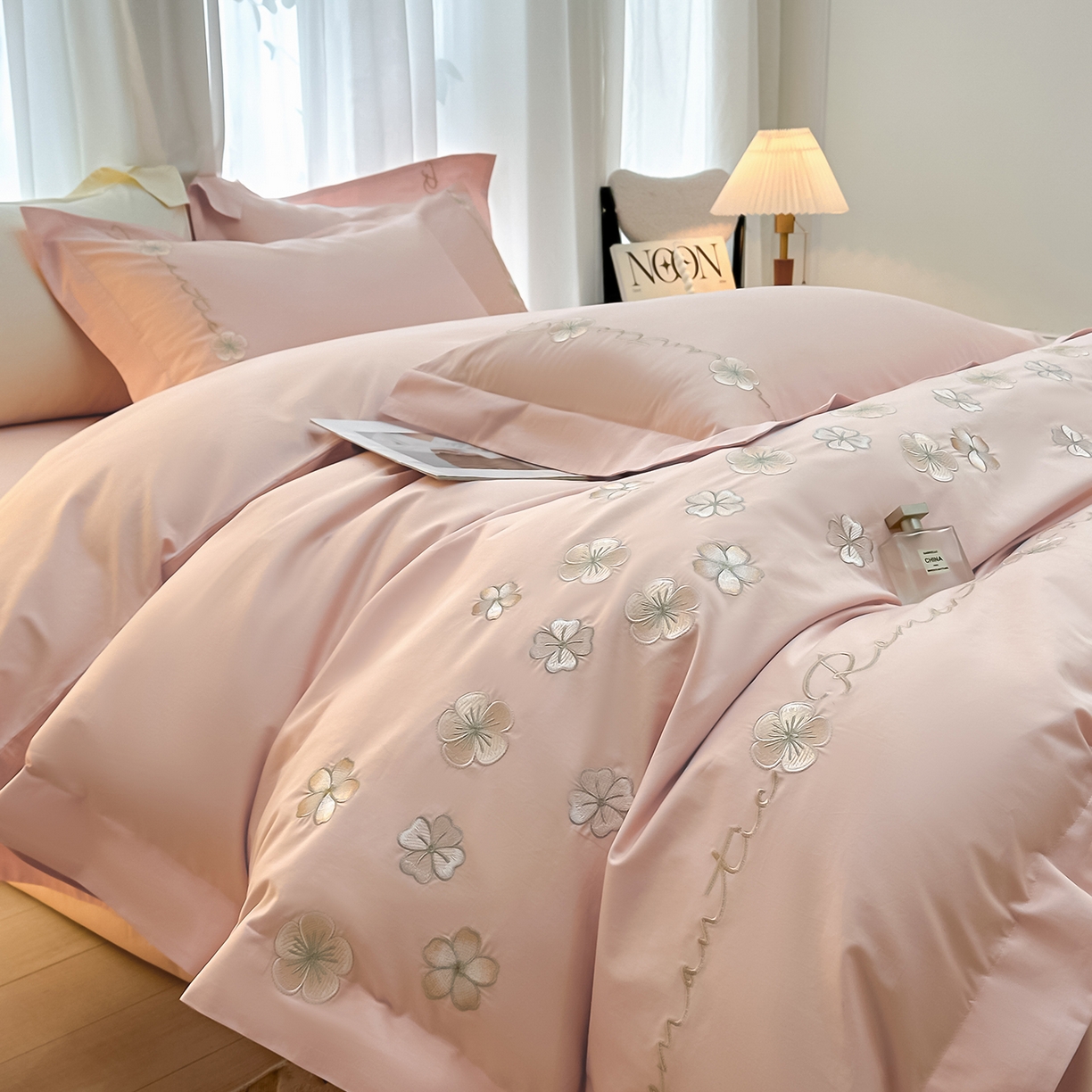 91家纺网 家纺一手货源 找家纺 置顶家纺 2025新款全棉纯棉刺绣四件套桃花朵朵系列 桃花朵朵-玉色