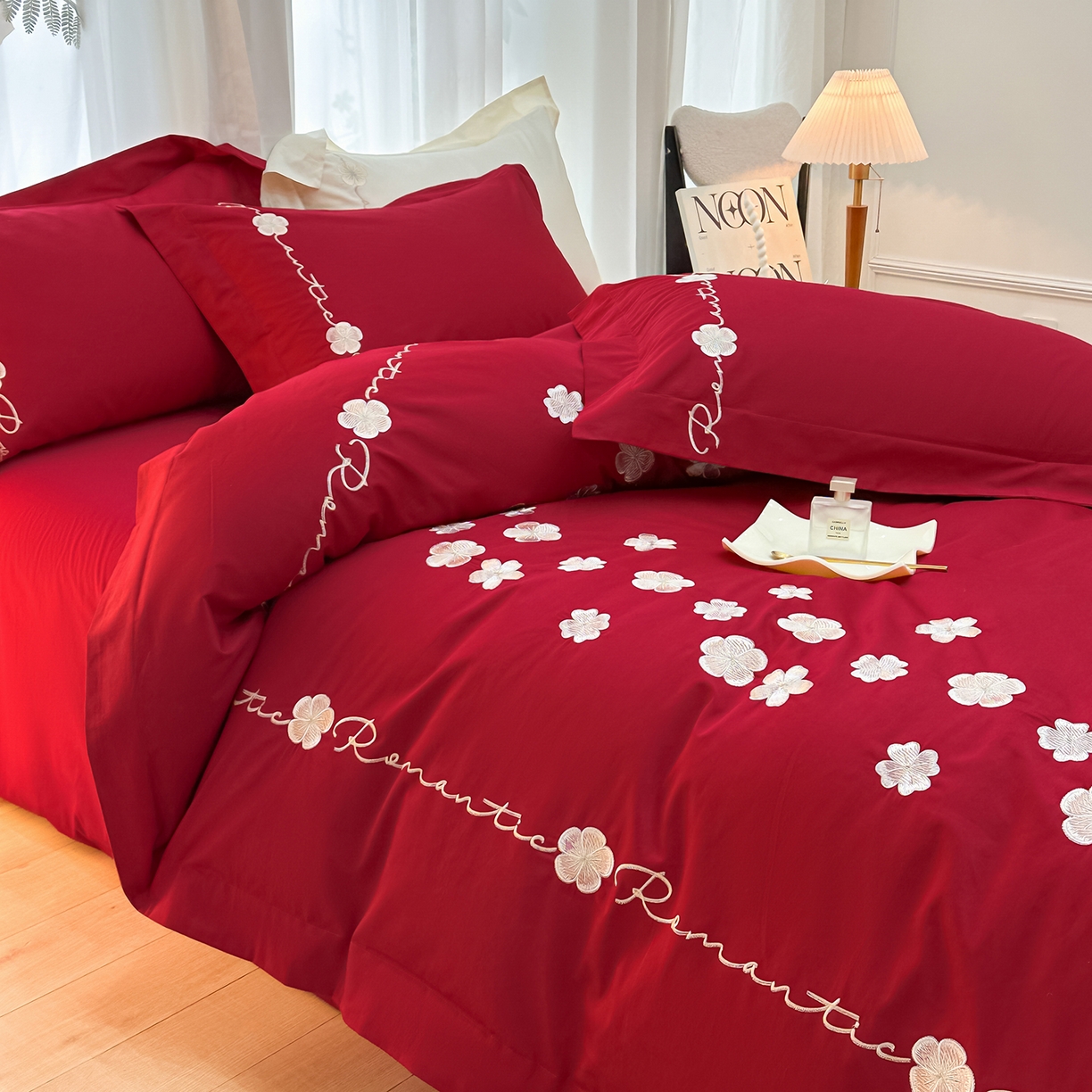 91家纺网 家纺一手货源 找家纺 置顶家纺 2025新款全棉纯棉刺绣四件套桃花朵朵系列 桃花朵朵-大红