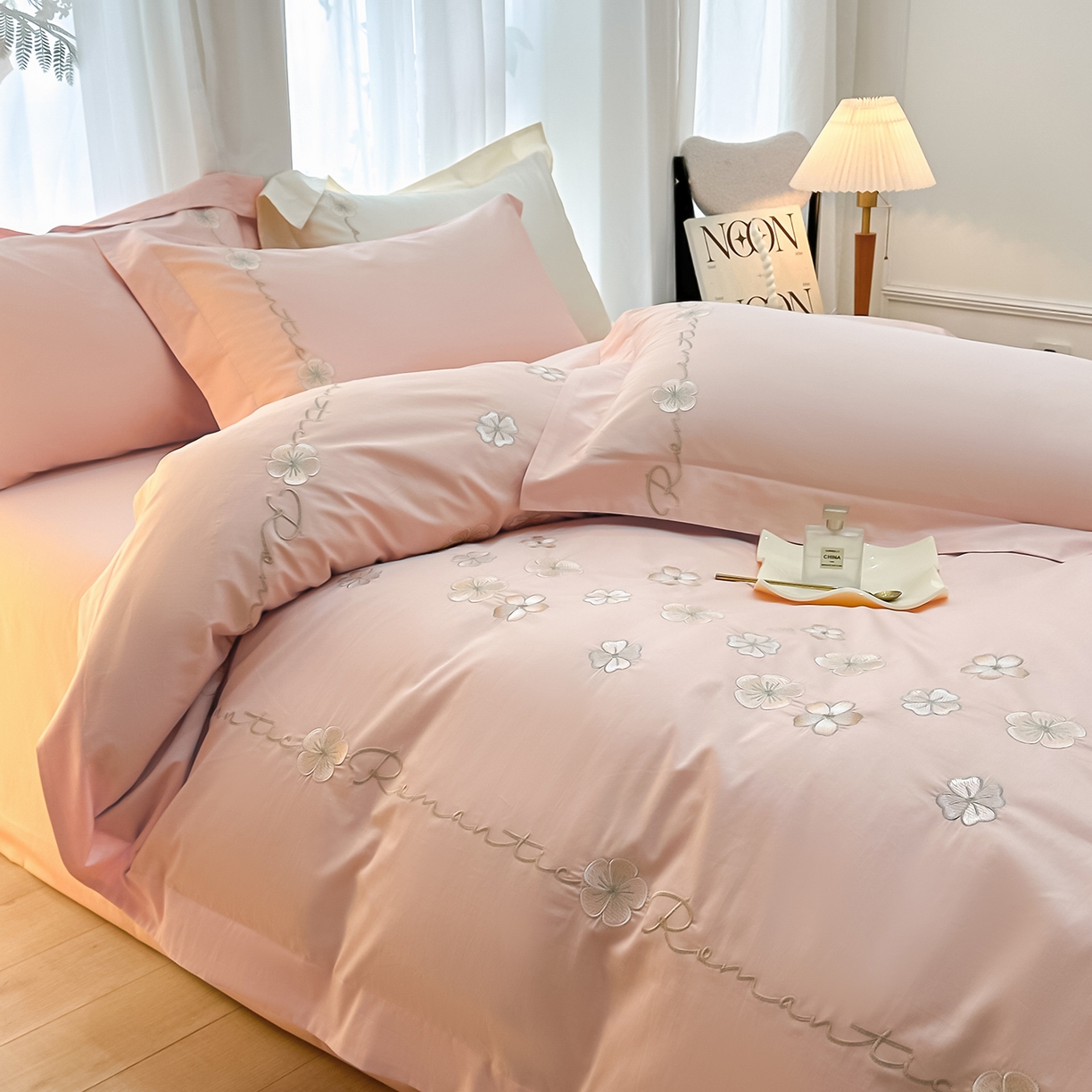 91家纺网 家纺一手货源 找家纺 置顶家纺 2025新款全棉纯棉刺绣四件套桃花朵朵系列 桃花朵朵-玉色