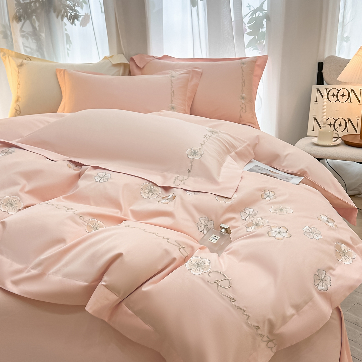 91家纺网 家纺一手货源 找家纺 置顶家纺 2025新款全棉纯棉刺绣四件套桃花朵朵系列 桃花朵朵-玉色