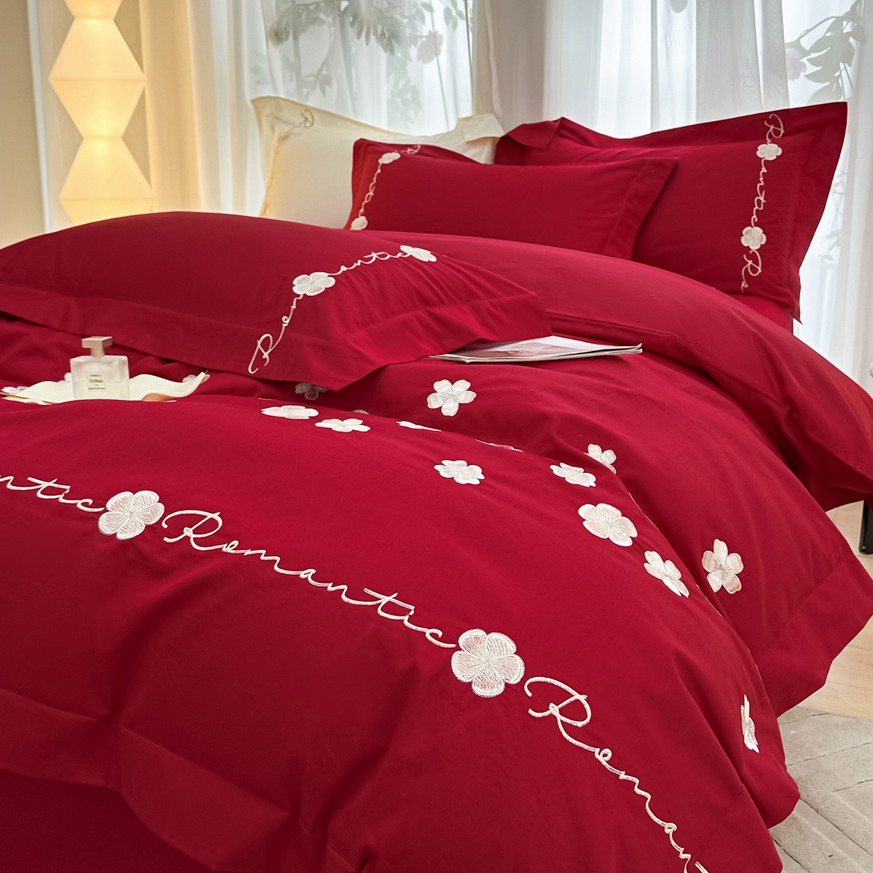 91家纺网 家纺一手货源 找家纺 置顶家纺 2025新款全棉纯棉刺绣四件套桃花朵朵系列 桃花朵朵-大红