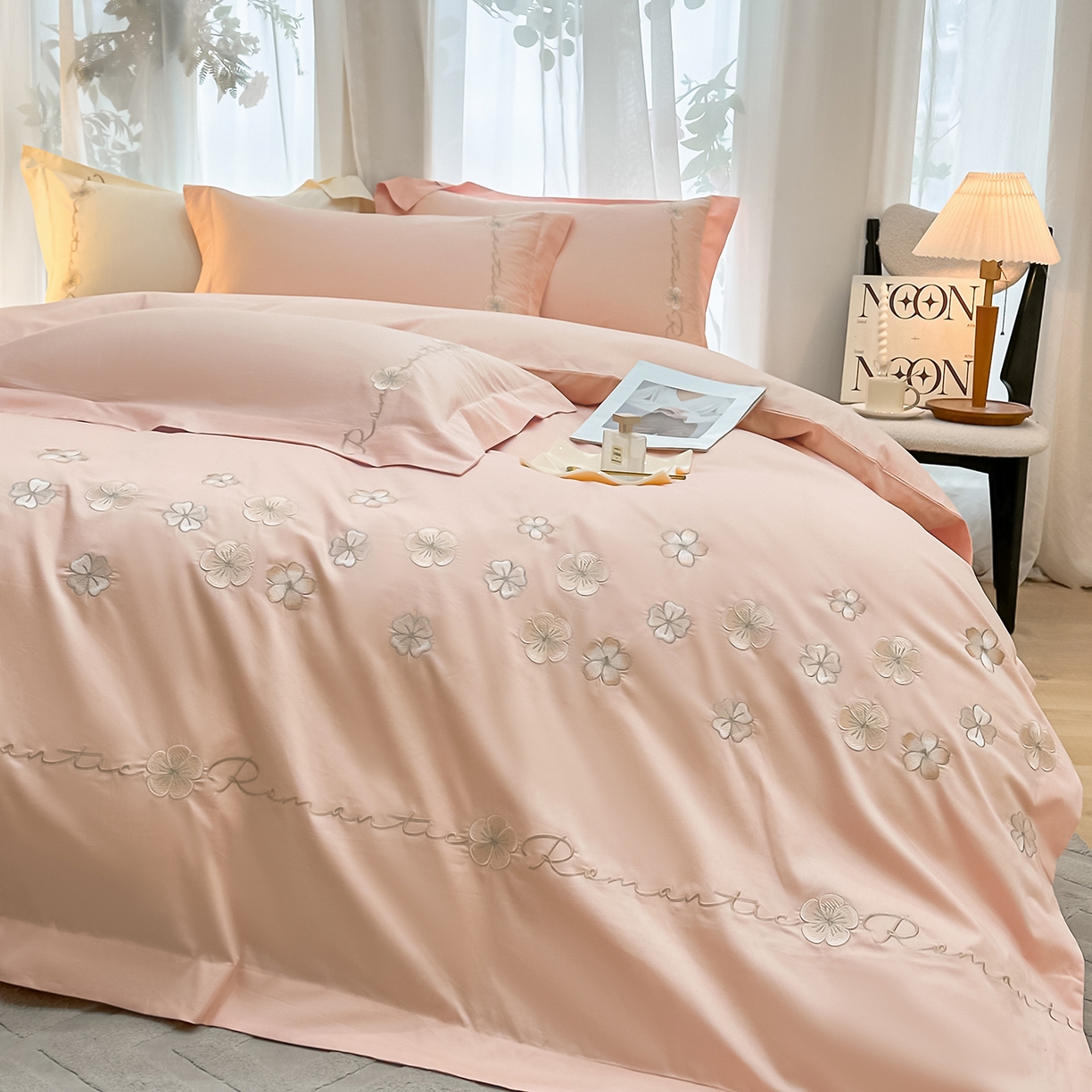 91家纺网 家纺一手货源 找家纺 置顶家纺 2025新款全棉纯棉刺绣四件套桃花朵朵系列 桃花朵朵-玉色