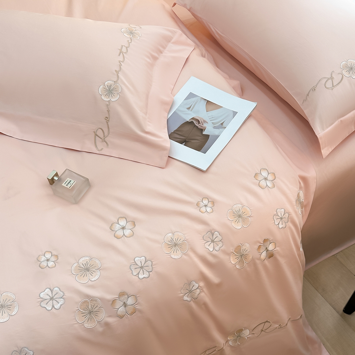 91家纺网 家纺一手货源 找家纺 置顶家纺 2025新款全棉纯棉刺绣四件套桃花朵朵系列 桃花朵朵-玉色