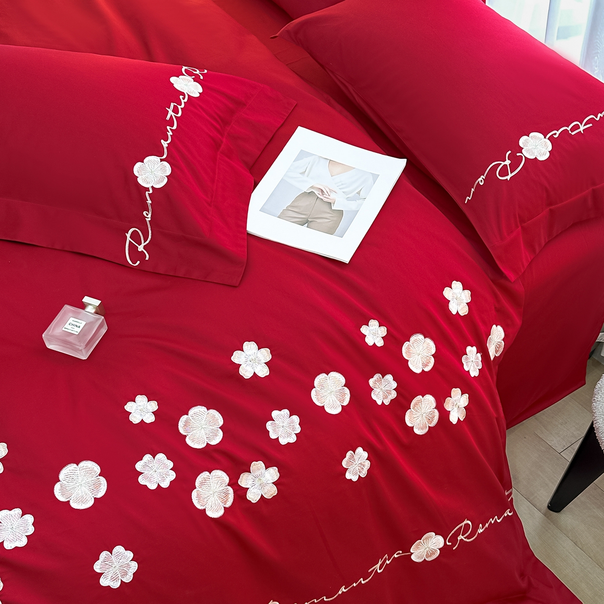 91家纺网 家纺一手货源 找家纺 置顶家纺 2025新款全棉纯棉刺绣四件套桃花朵朵系列 桃花朵朵-大红