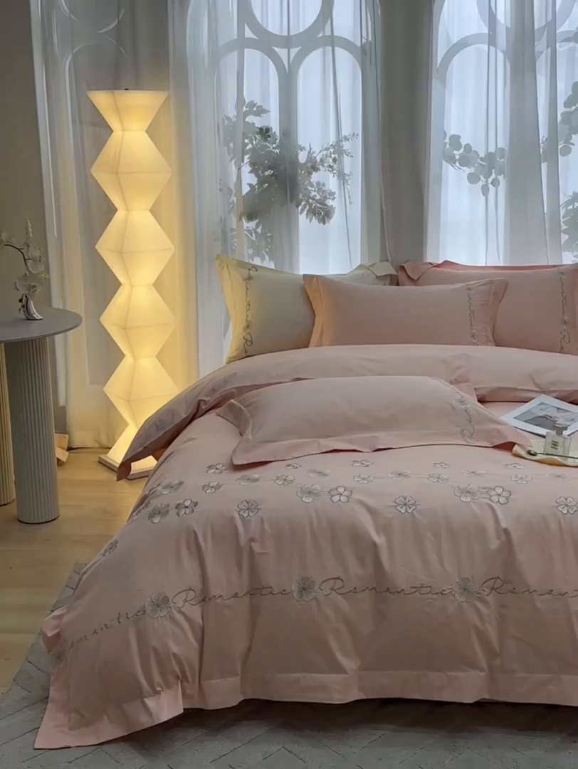 91家纺网 家纺一手货源 找家纺 置顶家纺 2025新款全棉纯棉刺绣四件套桃花朵朵系列 桃花朵朵-玉色