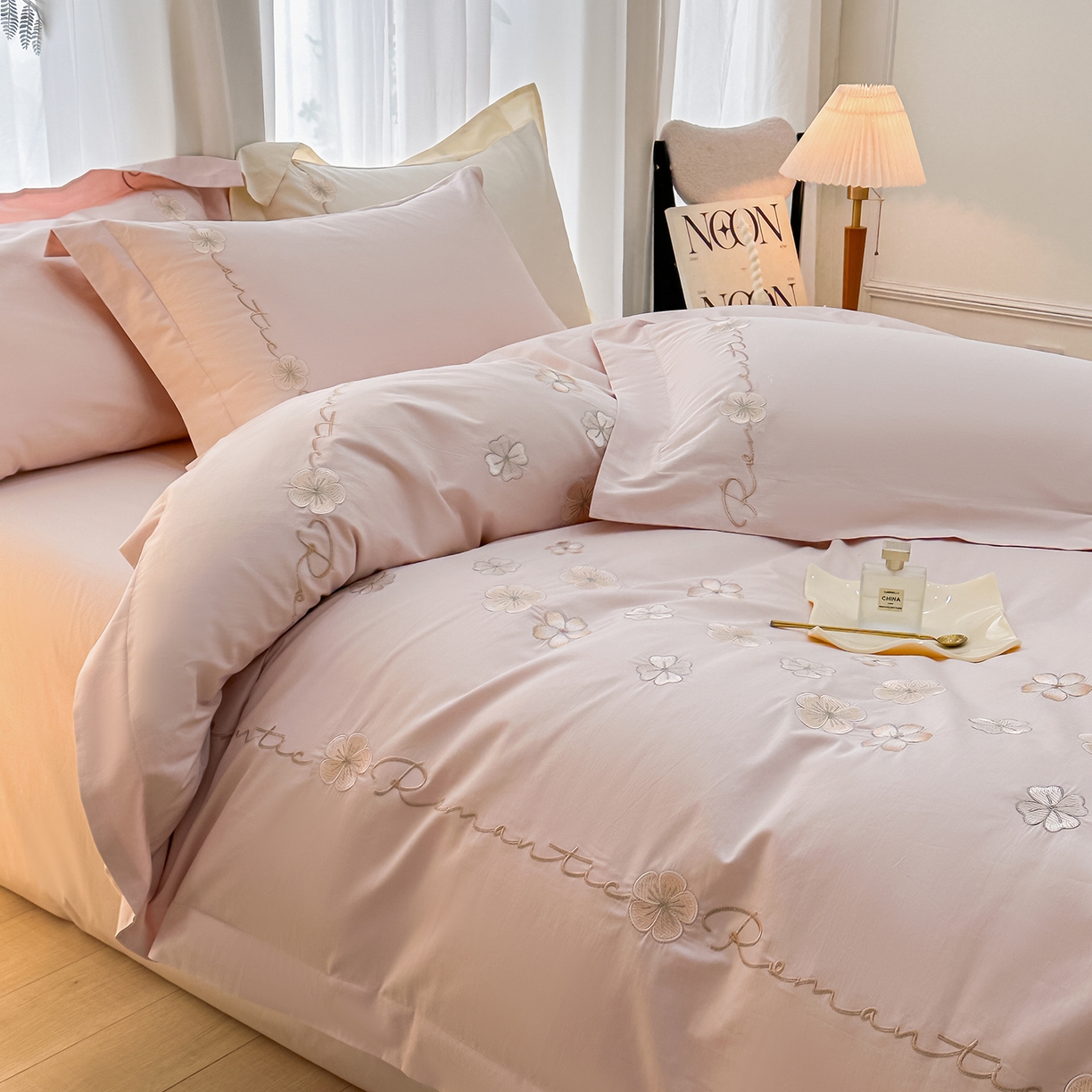 91家纺网 家纺一手货源 找家纺 置顶家纺 2025新款全棉纯棉刺绣四件套桃花朵朵系列 桃花朵朵-粉