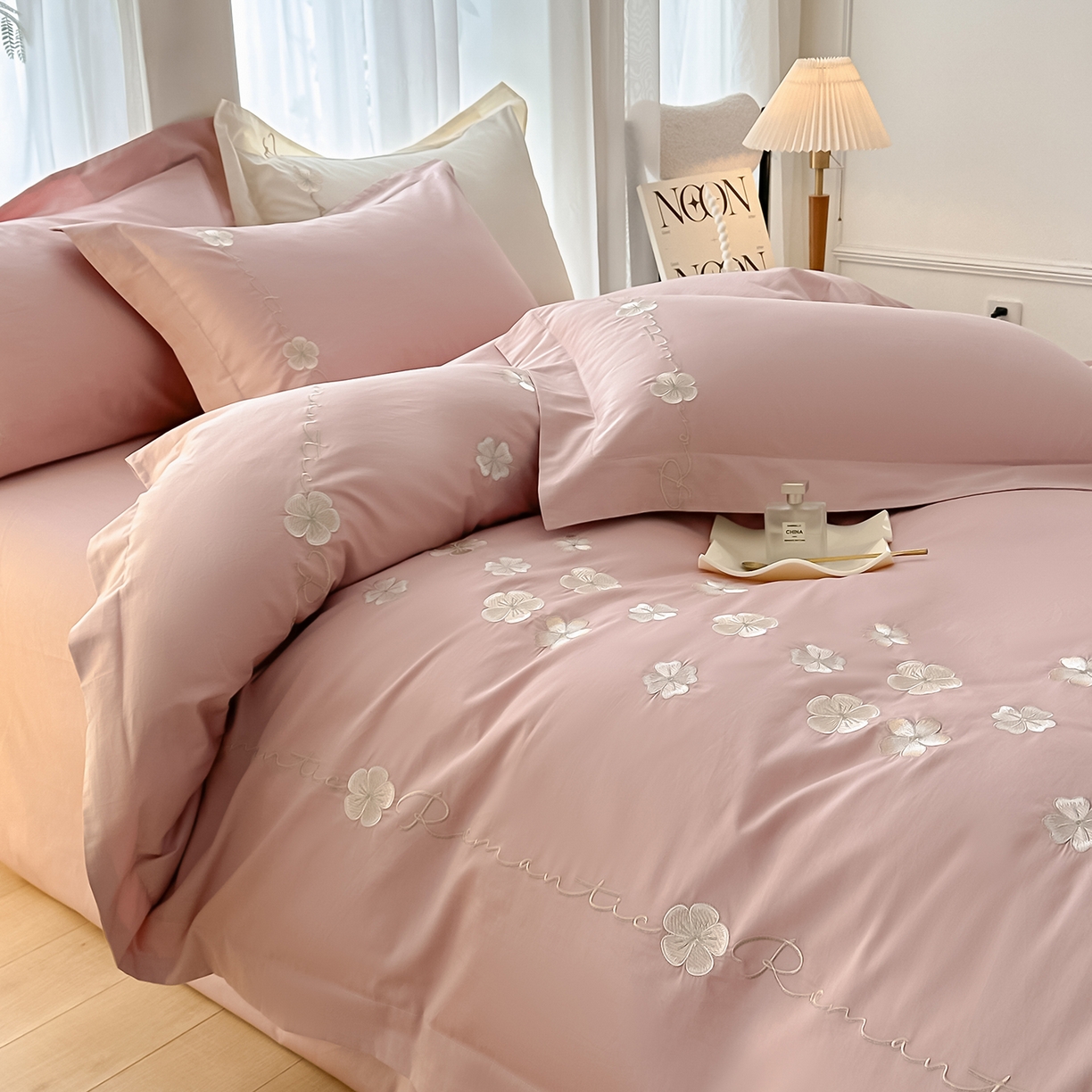 91家纺网 家纺一手货源 找家纺 置顶家纺 2025新款全棉纯棉刺绣四件套桃花朵朵系列 桃花朵朵-浅豆沙