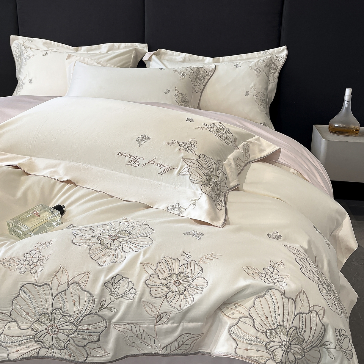 91家纺网 家纺一手货源 找家纺 置顶家纺 2025新款亲肤加厚磨毛刺绣四件套-花间拾梦系列 花间拾梦-白+粉