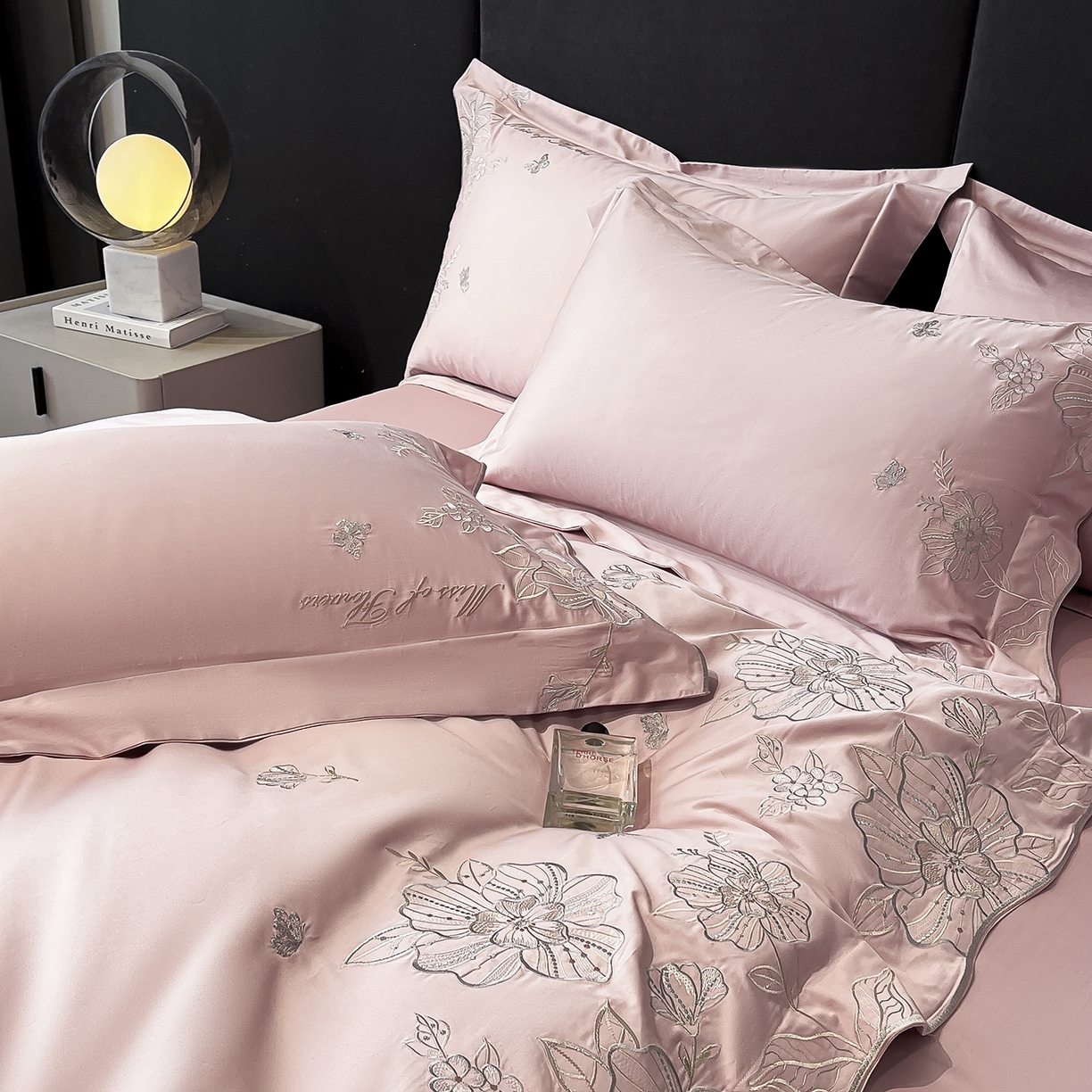 91家纺网 家纺一手货源 找家纺 置顶家纺 2025新款亲肤加厚磨毛刺绣四件套-花间拾梦系列 花间拾梦-浅豆沙