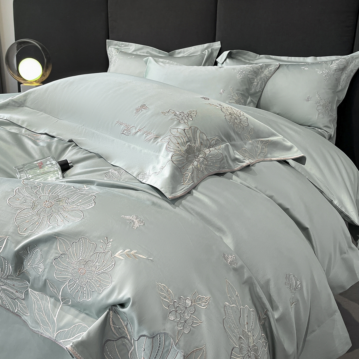 91家纺网 家纺一手货源 找家纺 置顶家纺 2025新款亲肤加厚磨毛刺绣四件套-花间拾梦系列 花间拾梦-月影蓝