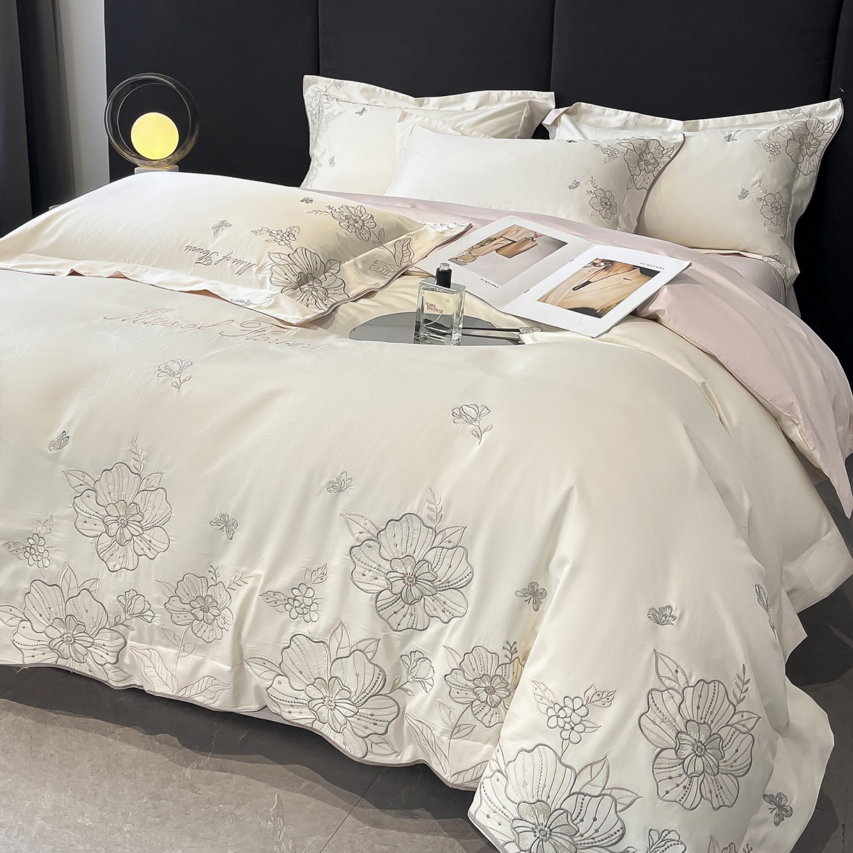 91家纺网 家纺一手货源 找家纺 置顶家纺 2025新款亲肤加厚磨毛刺绣四件套-花间拾梦系列 花间拾梦-白+粉