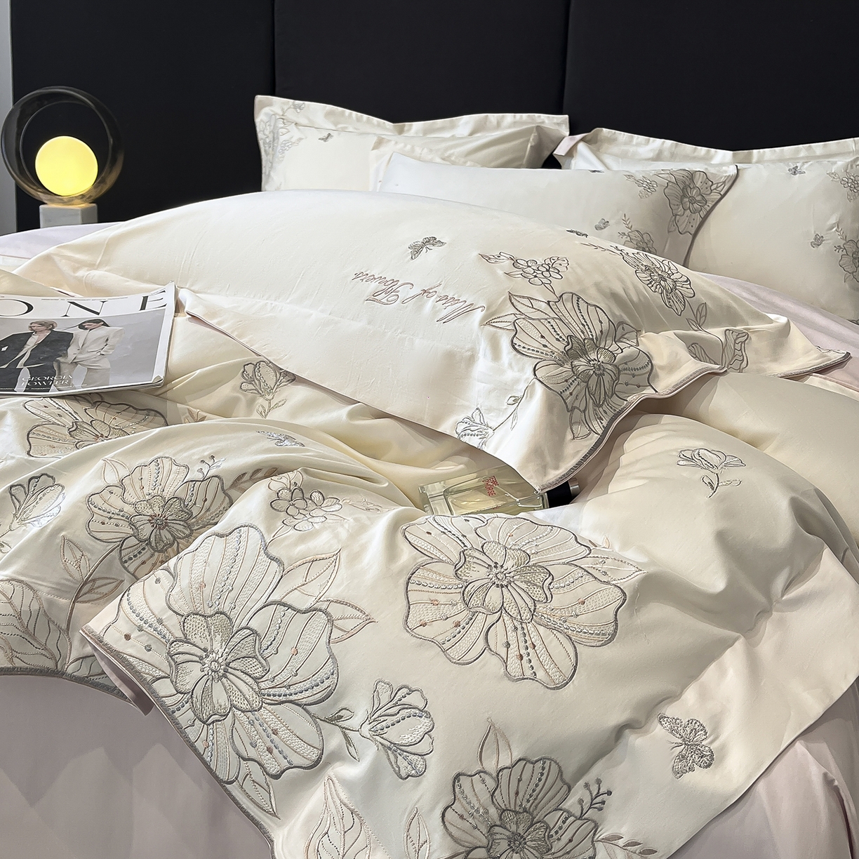 91家纺网 家纺一手货源 找家纺 置顶家纺 2025新款亲肤加厚磨毛刺绣四件套-花间拾梦系列 花间拾梦-白+粉