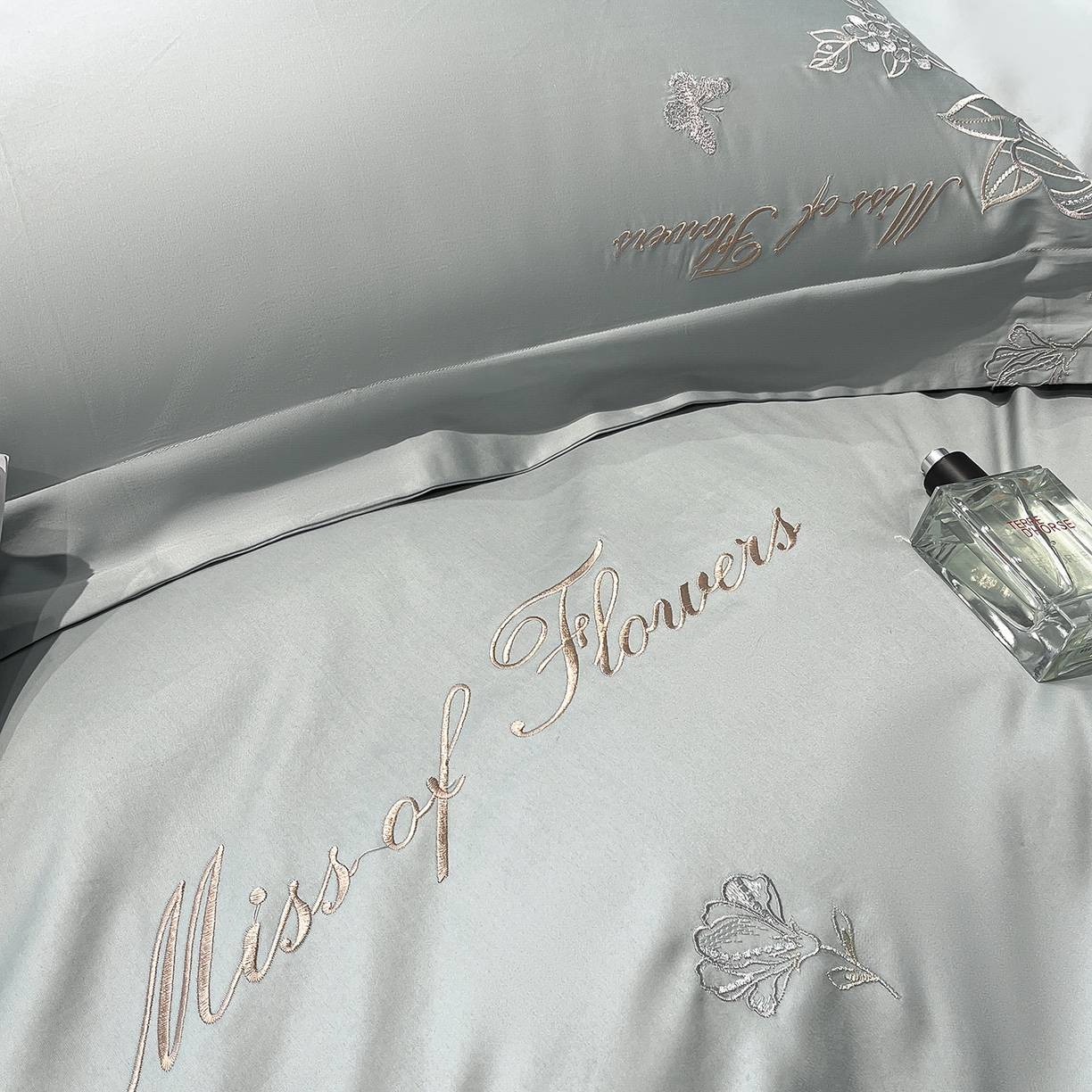 91家纺网 家纺一手货源 找家纺 置顶家纺 2025新款亲肤加厚磨毛刺绣四件套-花间拾梦系列 花间拾梦-月影蓝