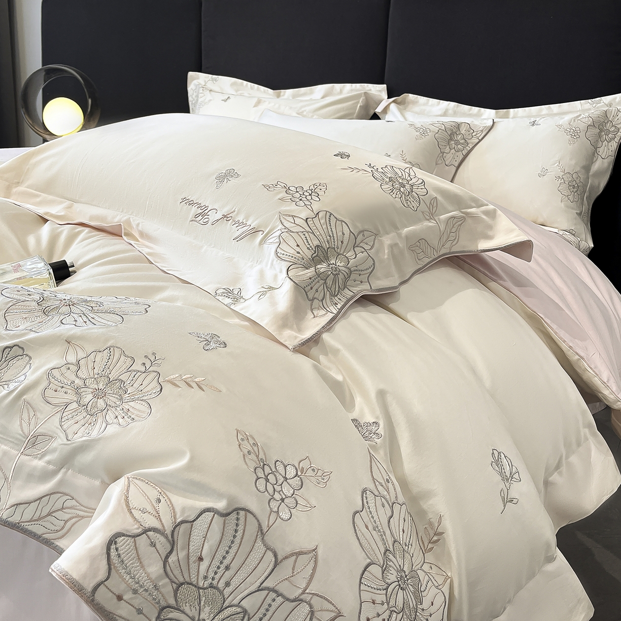 91家纺网 家纺一手货源 找家纺 置顶家纺 2025新款亲肤加厚磨毛刺绣四件套-花间拾梦系列 花间拾梦-白+粉