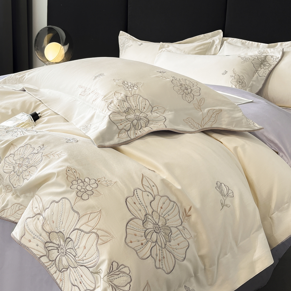 91家纺网 家纺一手货源 找家纺 置顶家纺 2025新款亲肤加厚磨毛刺绣四件套-花间拾梦系列 花间拾梦-白+香芋紫