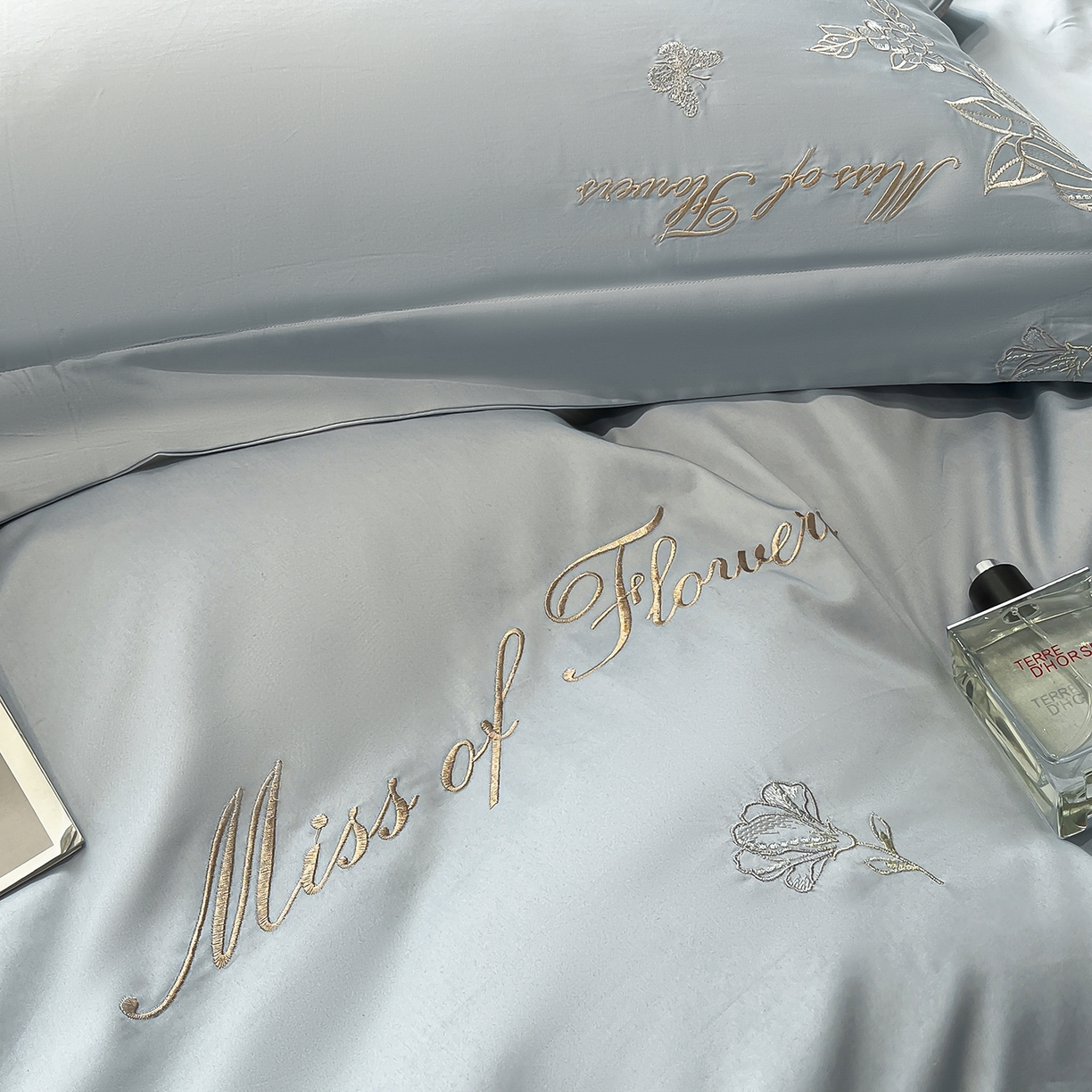 91家纺网 家纺一手货源 找家纺 置顶家纺 2025新款亲肤加厚磨毛刺绣四件套-花间拾梦系列 花间拾梦-浅蓝