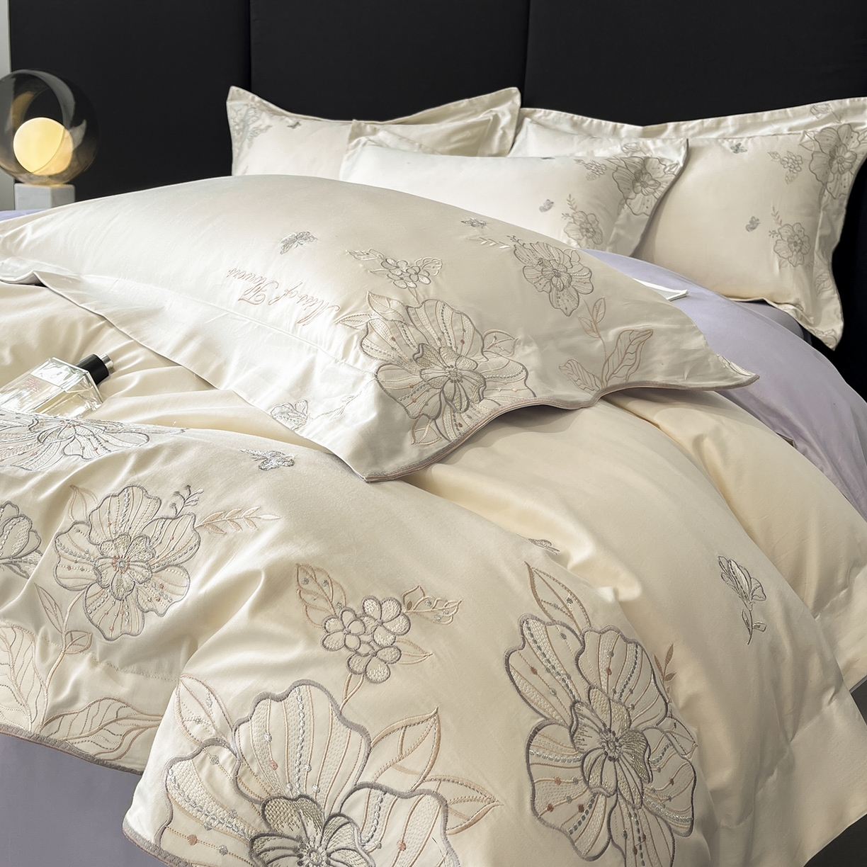 91家纺网 家纺一手货源 找家纺 置顶家纺 2025新款亲肤加厚磨毛刺绣四件套-花间拾梦系列 花间拾梦-白+香芋紫