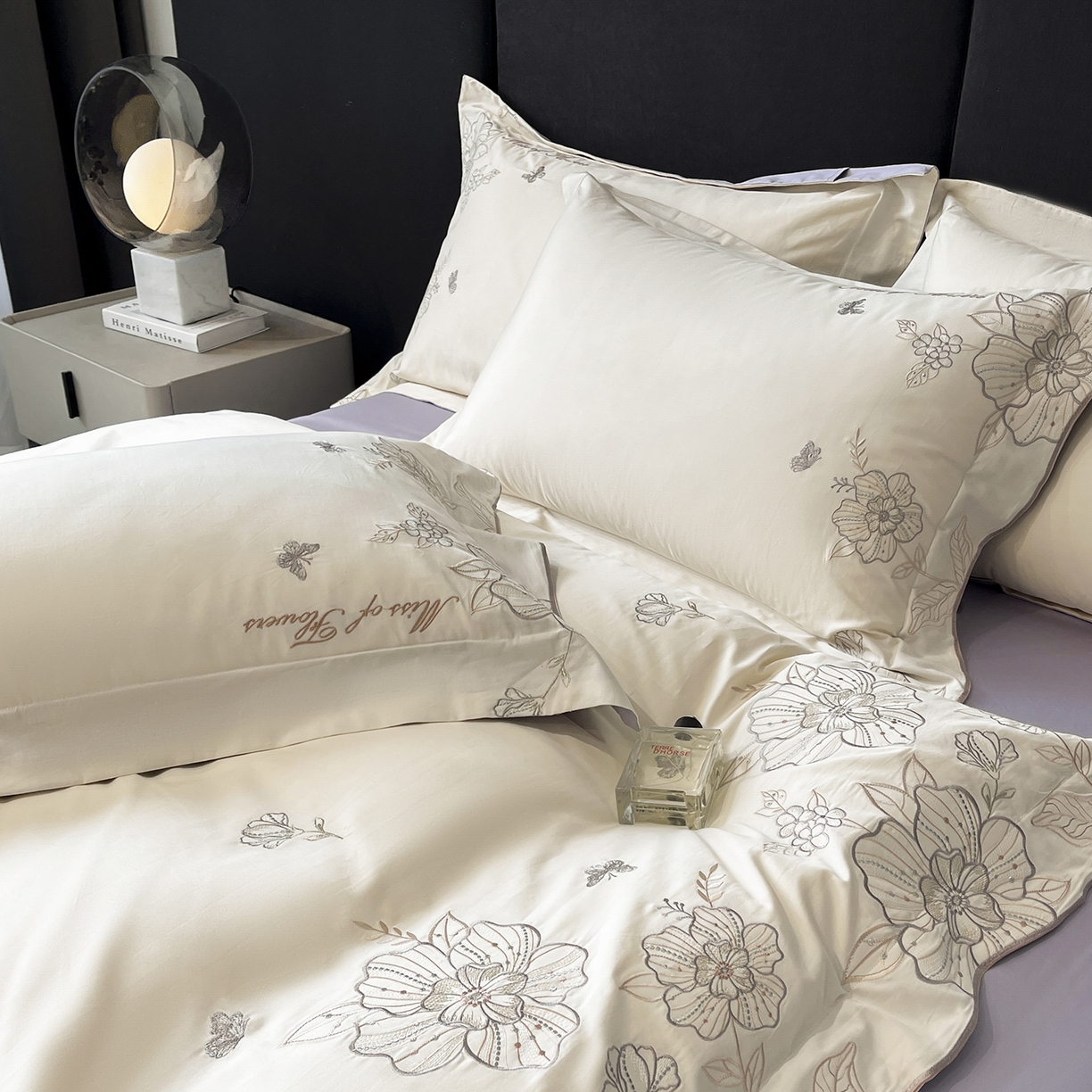 91家纺网 家纺一手货源 找家纺 置顶家纺 2025新款亲肤加厚磨毛刺绣四件套-花间拾梦系列 花间拾梦-白+香芋紫