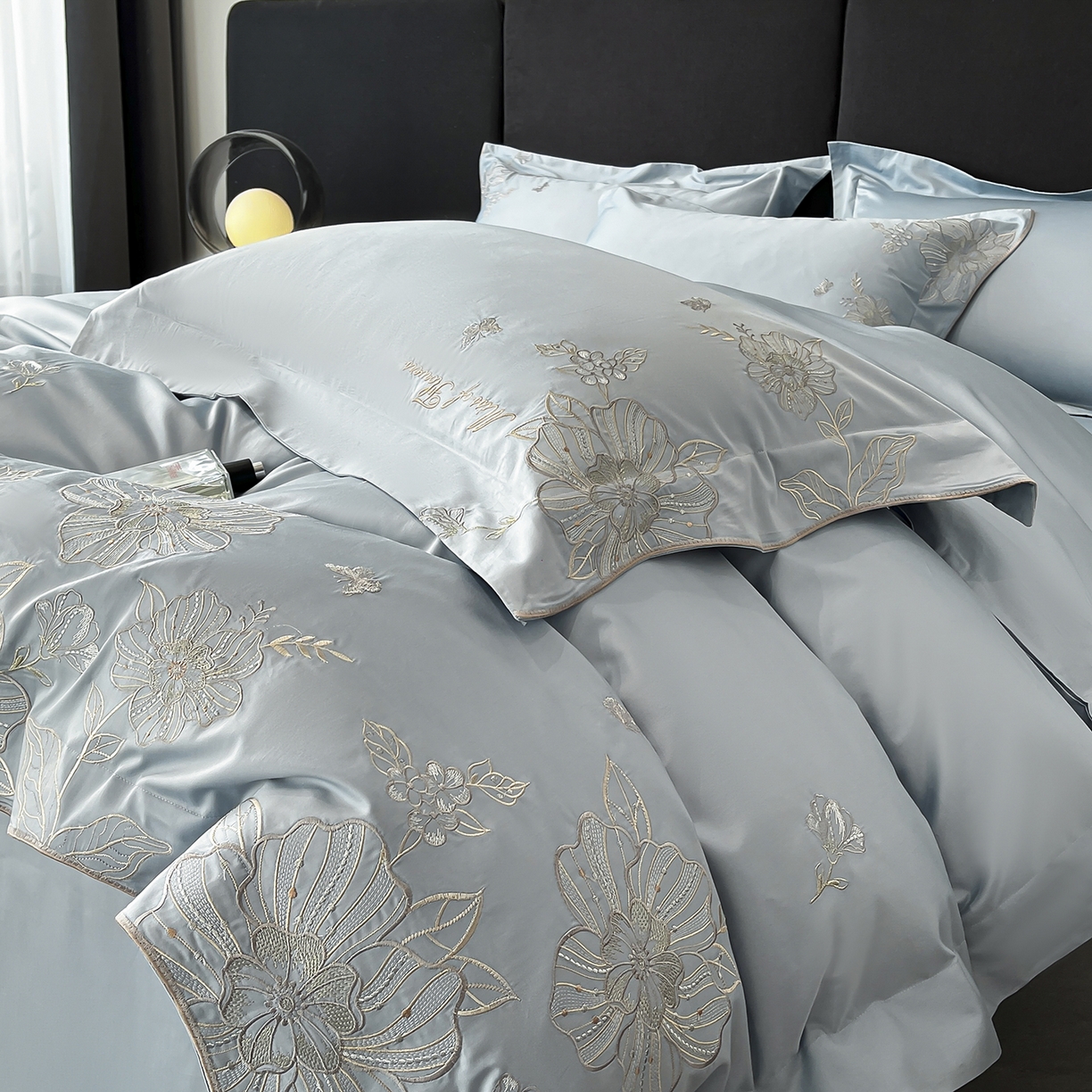 91家纺网 家纺一手货源 找家纺 置顶家纺 2025新款亲肤加厚磨毛刺绣四件套-花间拾梦系列 花间拾梦-浅蓝