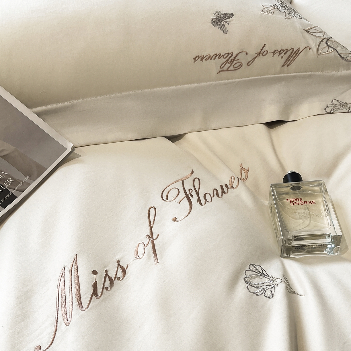 91家纺网 家纺一手货源 找家纺 置顶家纺 2025新款亲肤加厚磨毛刺绣四件套-花间拾梦系列 花间拾梦-白+香芋紫