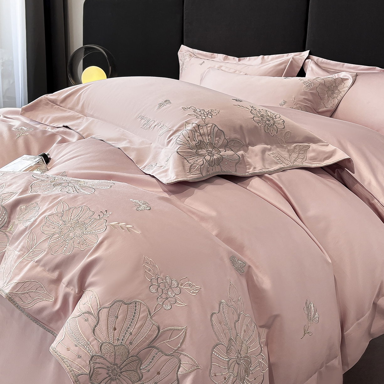 91家纺网 家纺一手货源 找家纺 置顶家纺 2025新款亲肤加厚磨毛刺绣四件套-花间拾梦系列 花间拾梦-浅豆沙