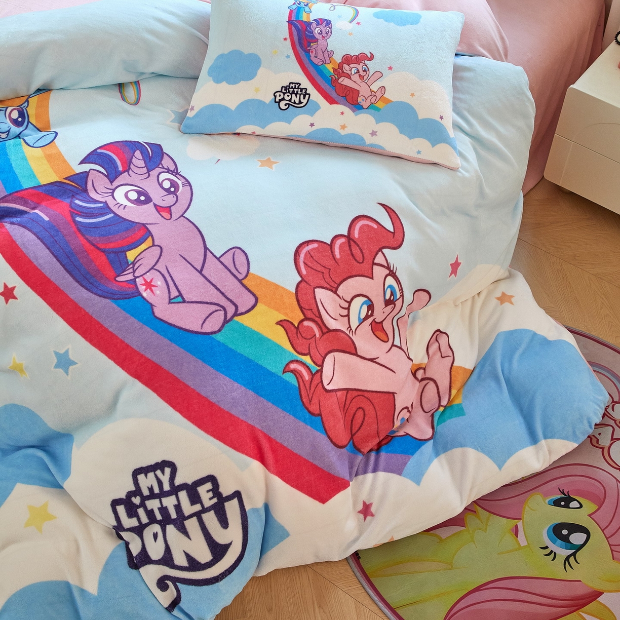 91家纺网 家纺一手货源 找家纺 蘭菲家纺 2025新款小马宝莉牛奶绒四件套 嗨皮-宝莉