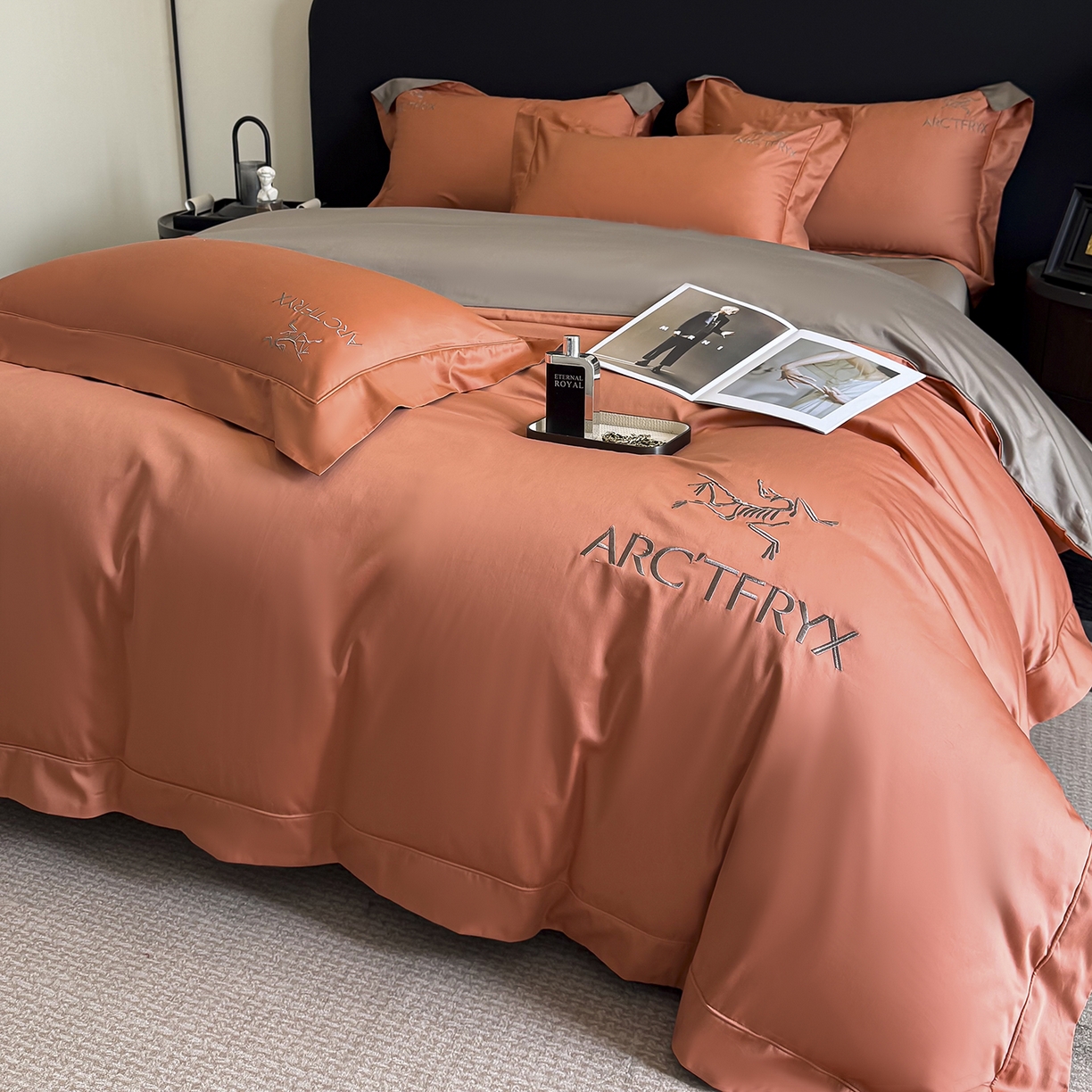 91家纺网 家纺一手货源 找家纺 置顶家纺 2025新款轻奢50双股长绒棉全棉刺绣骨头鸟四件套 轻奢-爱玛橙+绅士灰