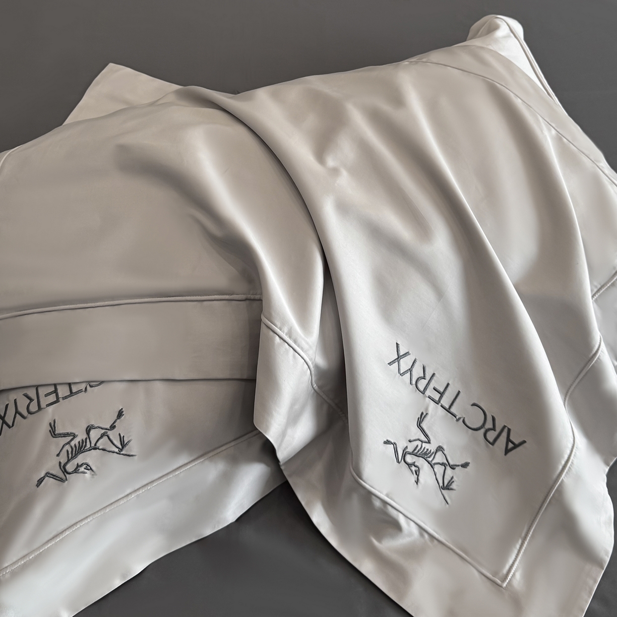 91家纺网 家纺一手货源 找家纺 置顶家纺 2025新款轻奢50双股长绒棉全棉刺绣骨头鸟四件套 轻奢-山灰+高级灰