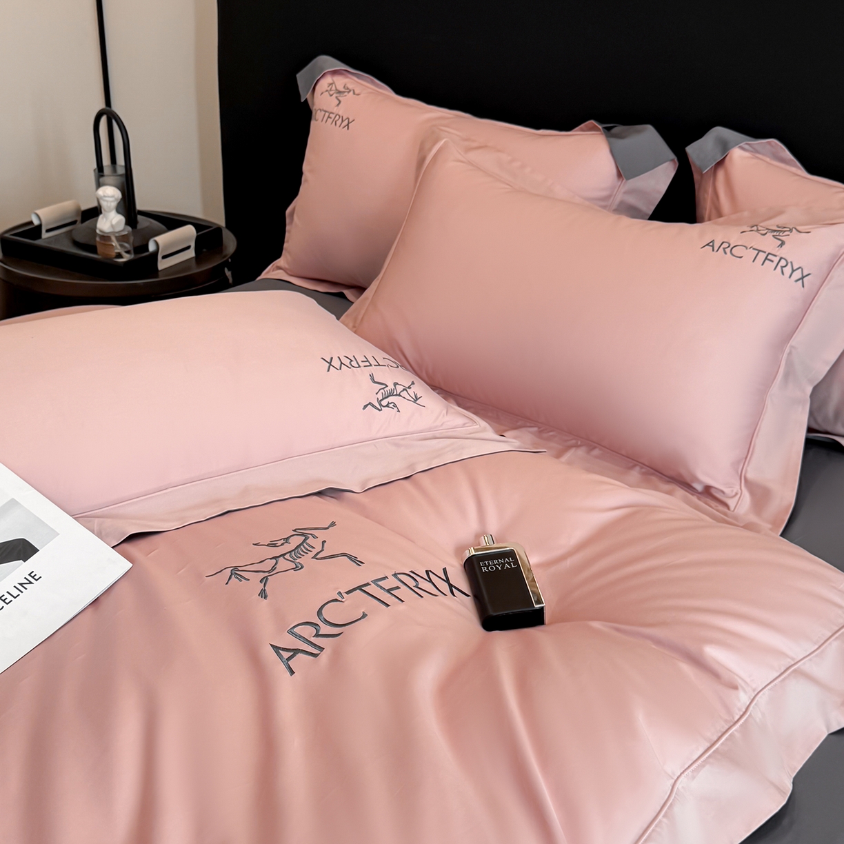 91家纺网 家纺一手货源 找家纺 置顶家纺 2025新款轻奢50双股长绒棉全棉刺绣骨头鸟四件套 轻奢-豆沙+高级灰