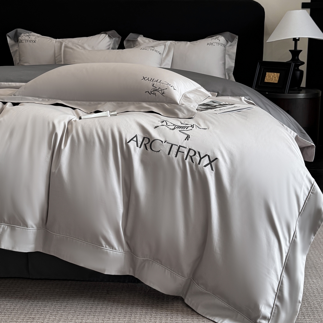 91家纺网 家纺一手货源 找家纺 置顶家纺 2025新款轻奢50双股长绒棉全棉刺绣骨头鸟四件套 轻奢-山灰+高级灰