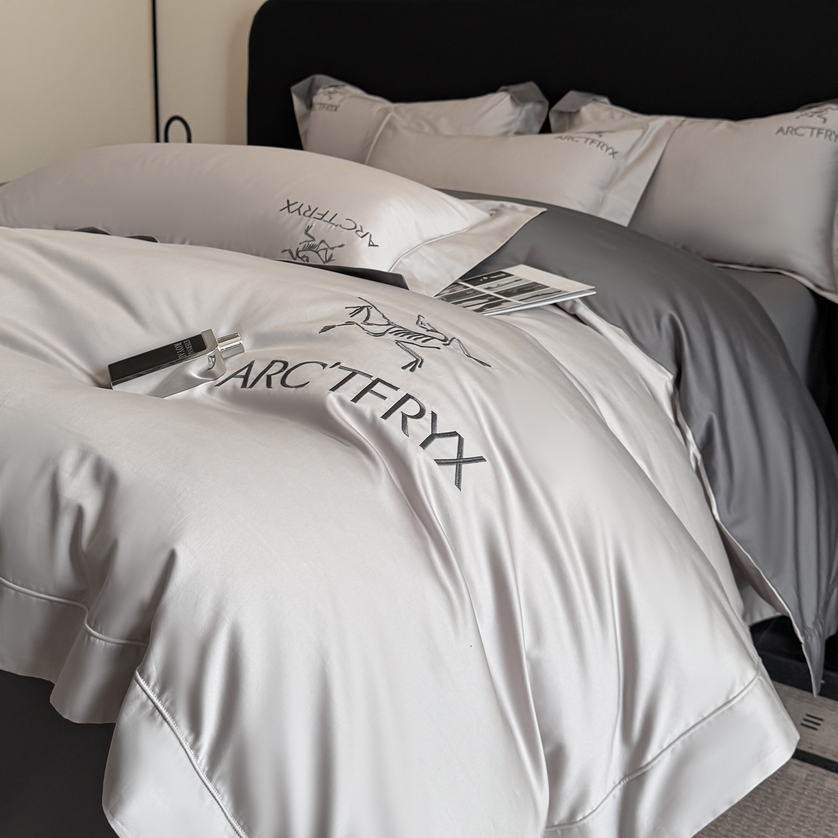 91家纺网 家纺一手货源 找家纺 置顶家纺 2025新款轻奢50双股长绒棉全棉刺绣骨头鸟四件套 轻奢-山灰+高级灰