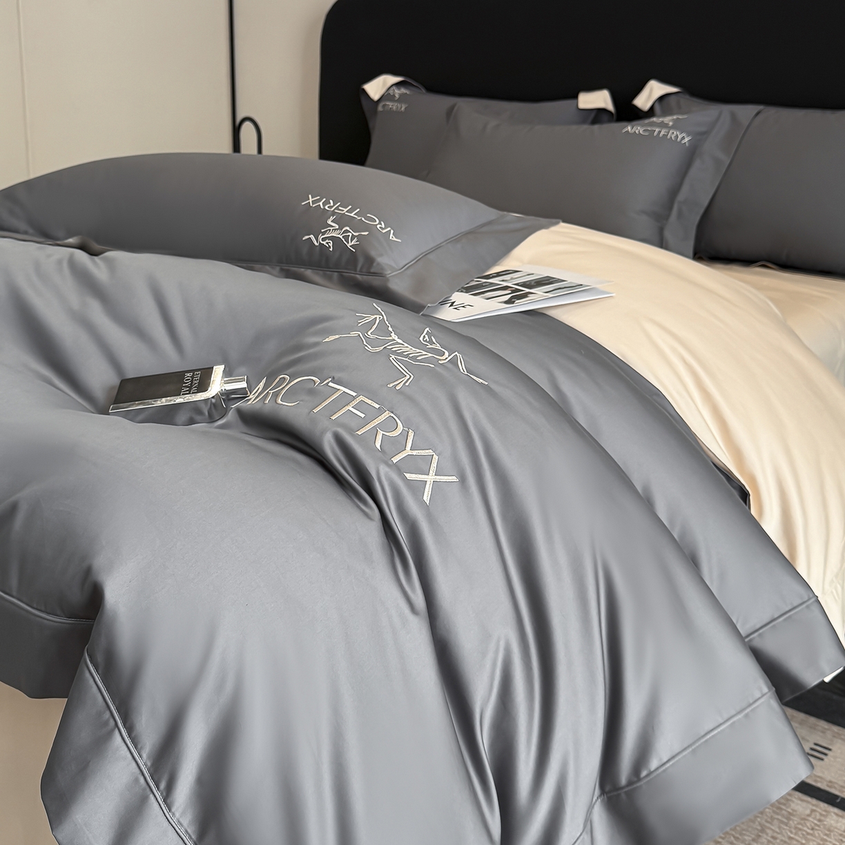 91家纺网 家纺一手货源 找家纺 置顶家纺 2025新款轻奢50双股长绒棉全棉刺绣骨头鸟四件套 轻奢-高级灰+奶咖