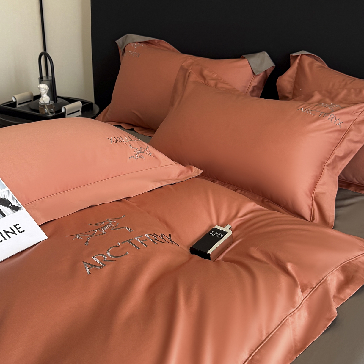 91家纺网 家纺一手货源 找家纺 置顶家纺 2025新款轻奢50双股长绒棉全棉刺绣骨头鸟四件套 轻奢-爱玛橙+绅士灰