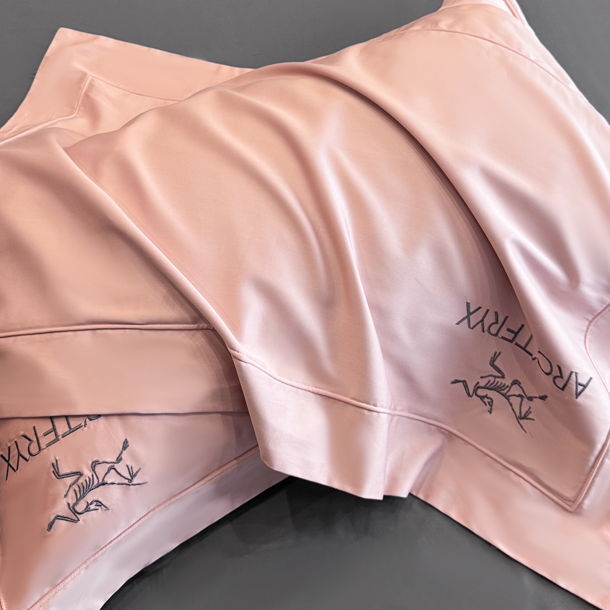 91家纺网 家纺一手货源 找家纺 置顶家纺 2025新款轻奢50双股长绒棉全棉刺绣骨头鸟四件套 轻奢-豆沙+高级灰