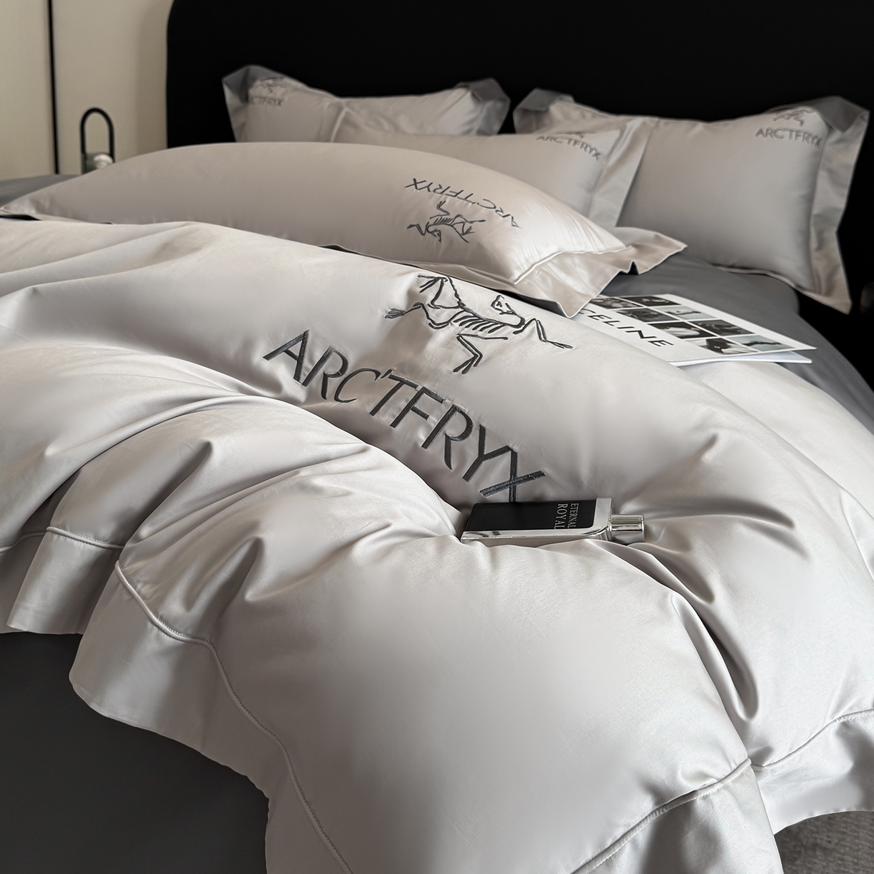 91家纺网 家纺一手货源 找家纺 置顶家纺 2025新款轻奢50双股长绒棉全棉刺绣骨头鸟四件套 轻奢-山灰+高级灰