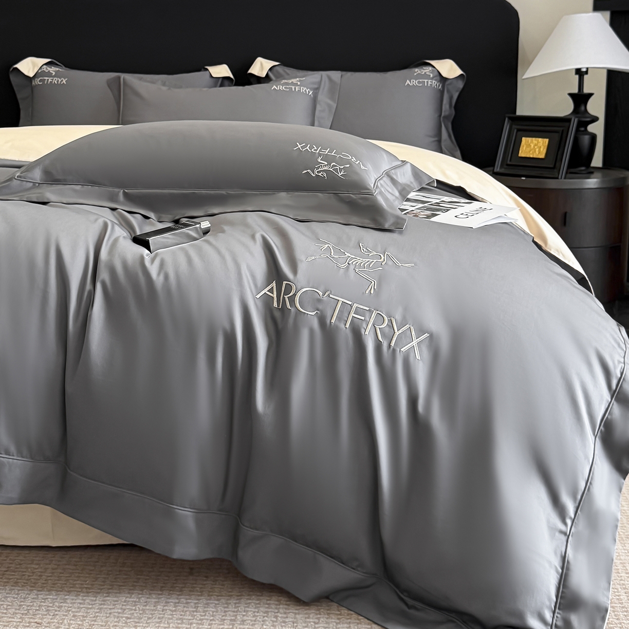 91家纺网 家纺一手货源 找家纺 置顶家纺 2025新款轻奢50双股长绒棉全棉刺绣骨头鸟四件套 轻奢-高级灰+奶咖