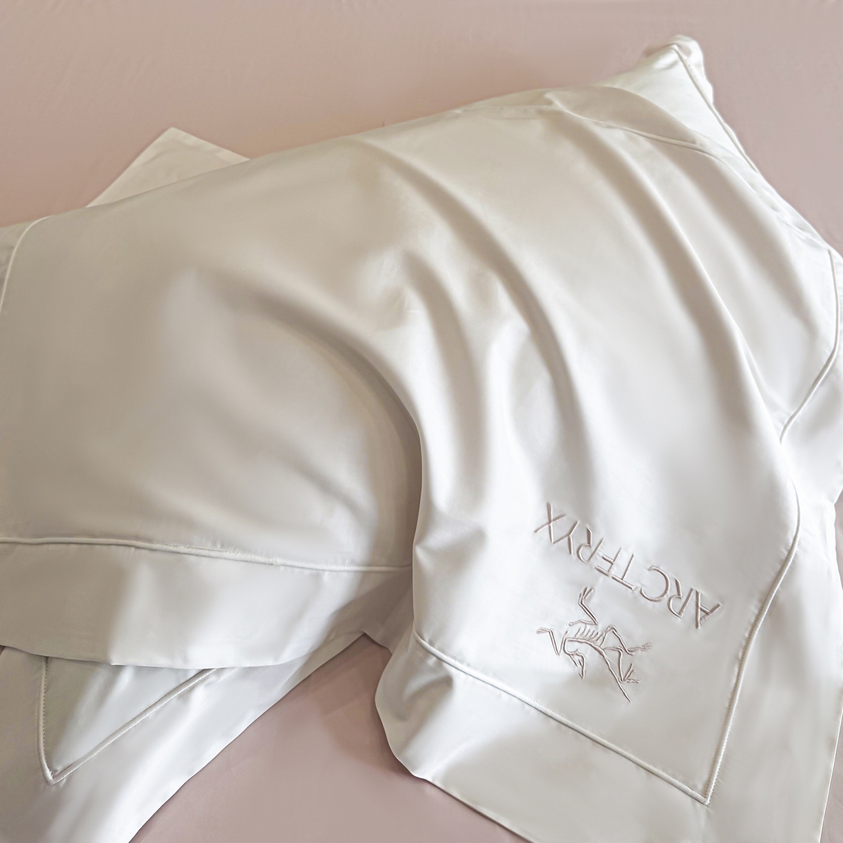 91家纺网 家纺一手货源 找家纺 置顶家纺 2025新款轻奢50双股长绒棉全棉刺绣骨头鸟四件套 轻奢-奶白+粉