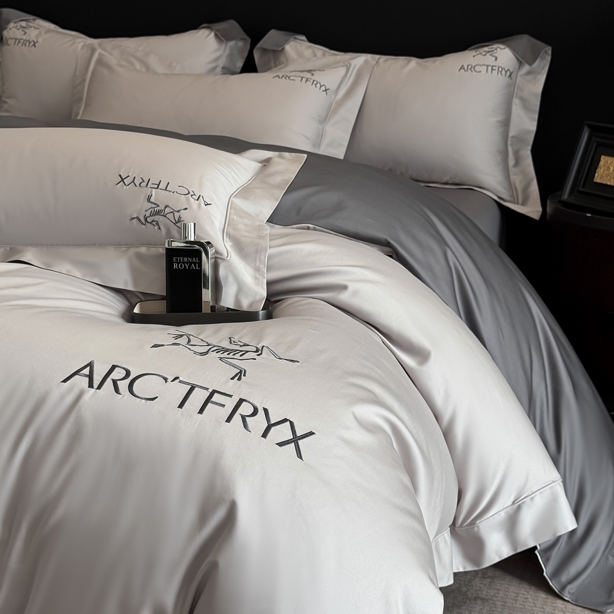 91家纺网 家纺一手货源 找家纺 置顶家纺 2025新款轻奢50双股长绒棉全棉刺绣骨头鸟四件套 轻奢-山灰+高级灰