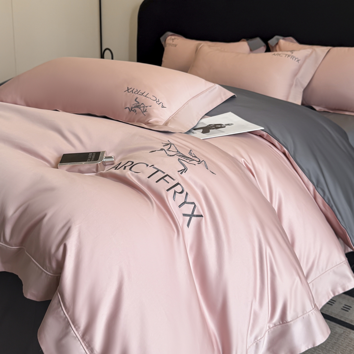 91家纺网 家纺一手货源 找家纺 置顶家纺 2025新款轻奢50双股长绒棉全棉刺绣骨头鸟四件套 轻奢-豆沙+高级灰