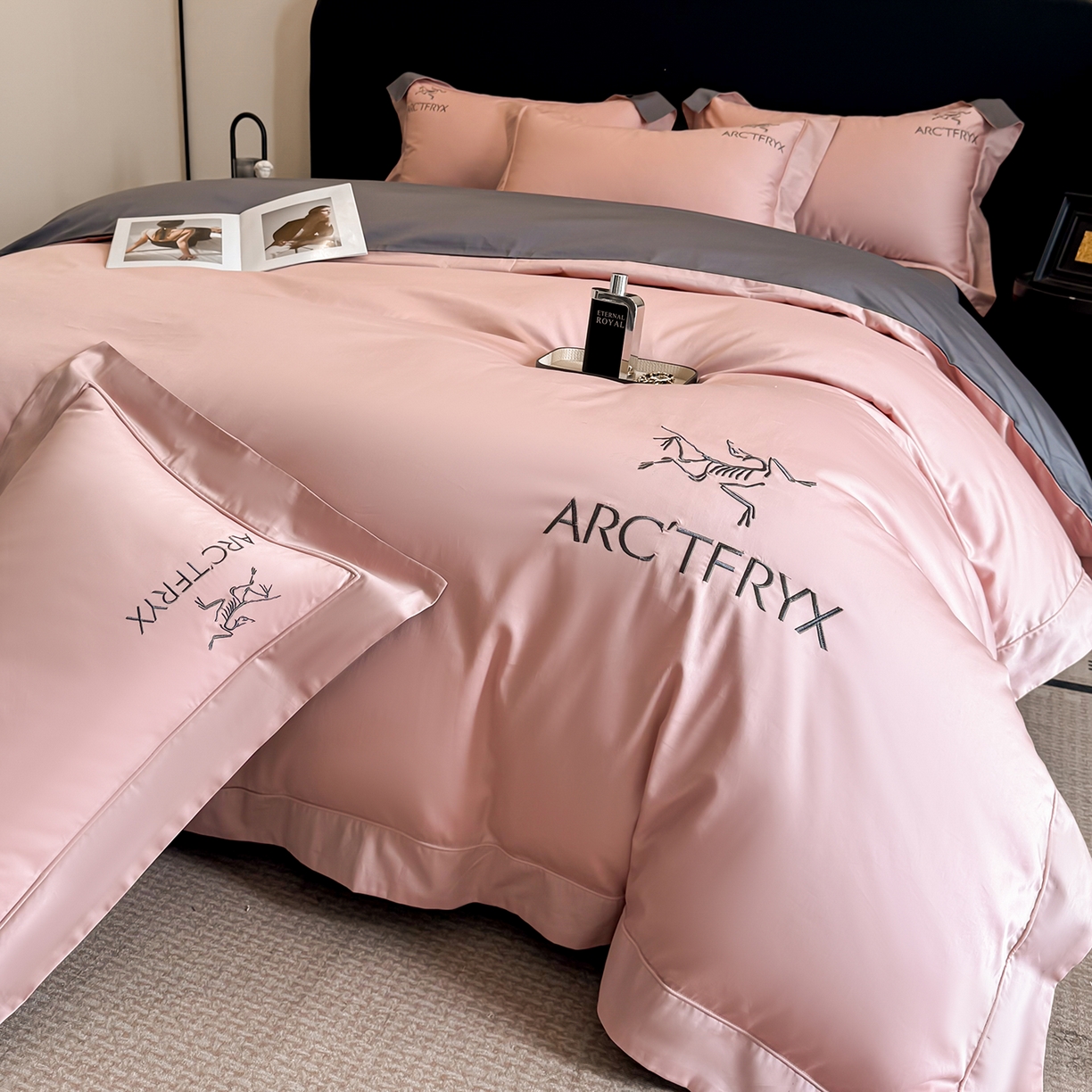 91家纺网 家纺一手货源 找家纺 置顶家纺 2025新款轻奢50双股长绒棉全棉刺绣骨头鸟四件套 轻奢-豆沙+高级灰