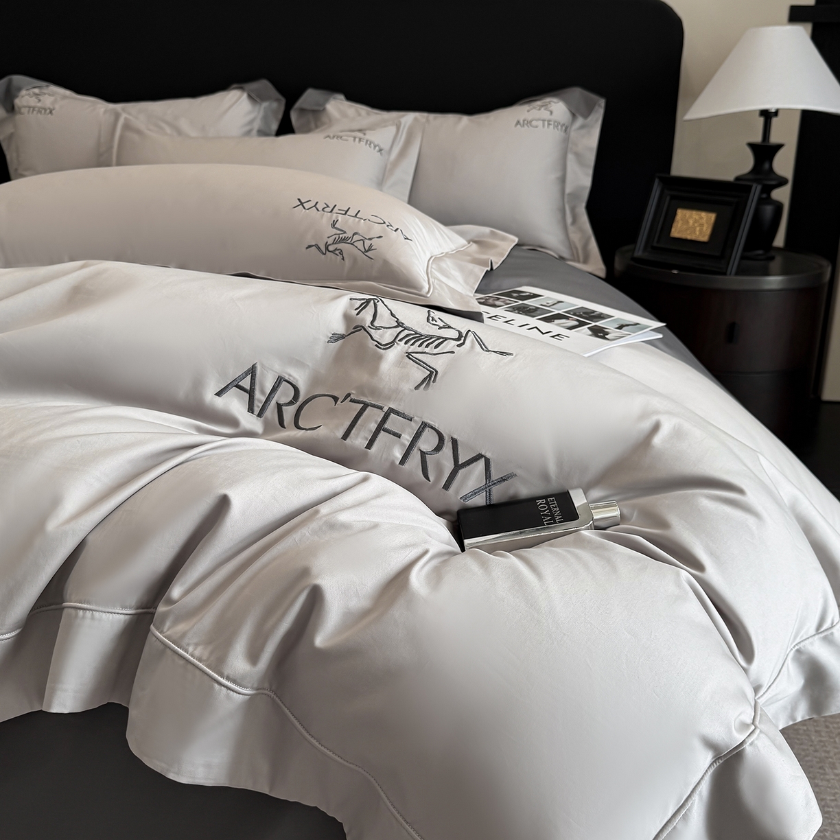 91家纺网 家纺一手货源 找家纺 置顶家纺 2025新款轻奢50双股长绒棉全棉刺绣骨头鸟四件套 轻奢-山灰+高级灰