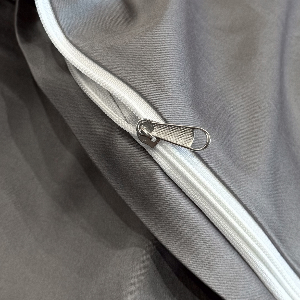 91家纺网 家纺一手货源 找家纺 置顶家纺 2025新款轻奢50双股长绒棉全棉刺绣骨头鸟四件套 轻奢-豆沙+高级灰