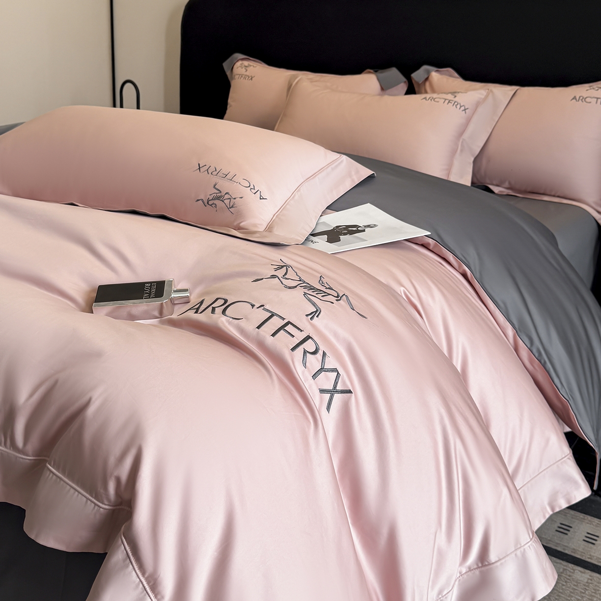 91家纺网 家纺一手货源 找家纺 置顶家纺 2025新款轻奢50双股长绒棉全棉刺绣骨头鸟四件套 轻奢-豆沙+高级灰