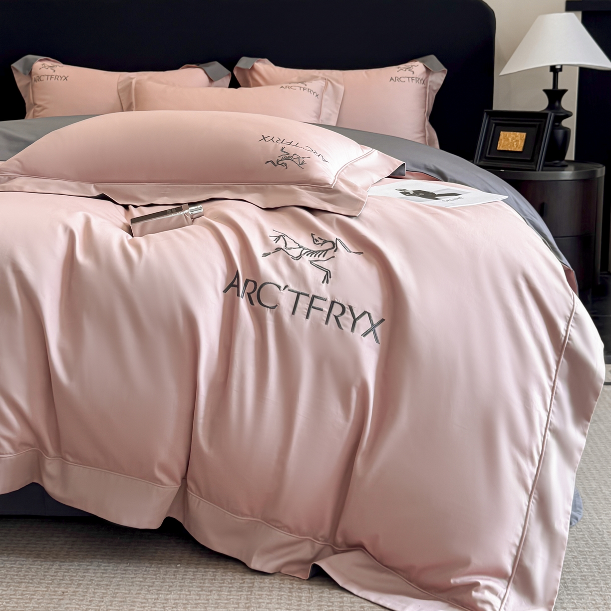 91家纺网 家纺一手货源 找家纺 置顶家纺 2025新款轻奢50双股长绒棉全棉刺绣骨头鸟四件套 轻奢-豆沙+高级灰