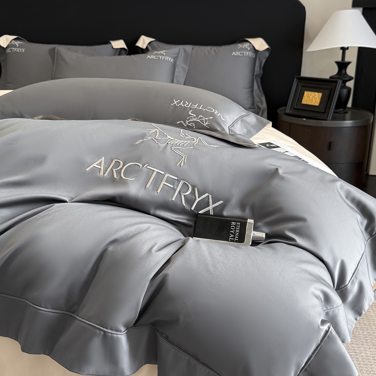 91家纺网 家纺一手货源 找家纺 置顶家纺 2025新款轻奢50双股长绒棉全棉刺绣骨头鸟四件套 轻奢-高级灰+奶咖