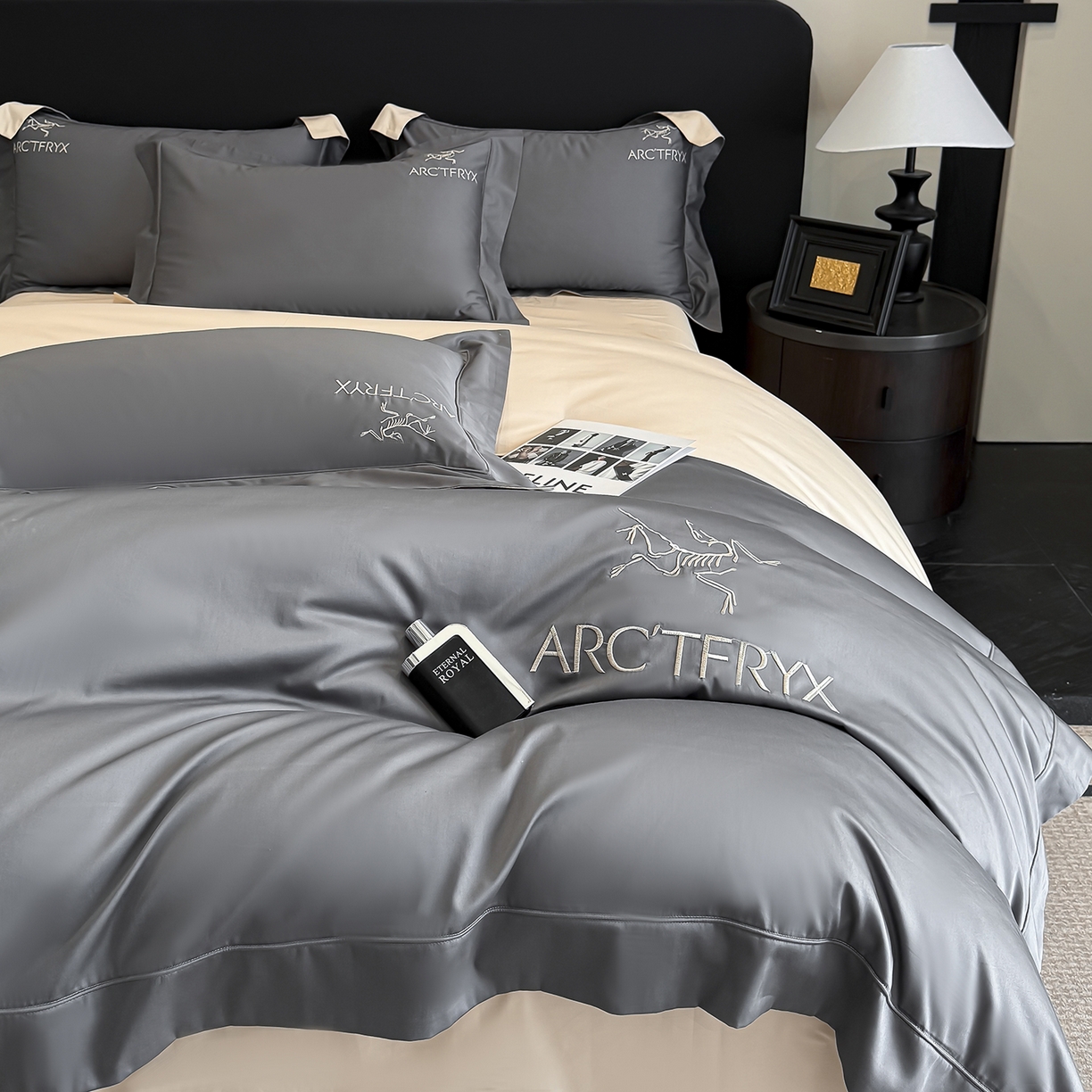 91家纺网 家纺一手货源 找家纺 置顶家纺 2025新款轻奢50双股长绒棉全棉刺绣骨头鸟四件套 轻奢-高级灰+奶咖