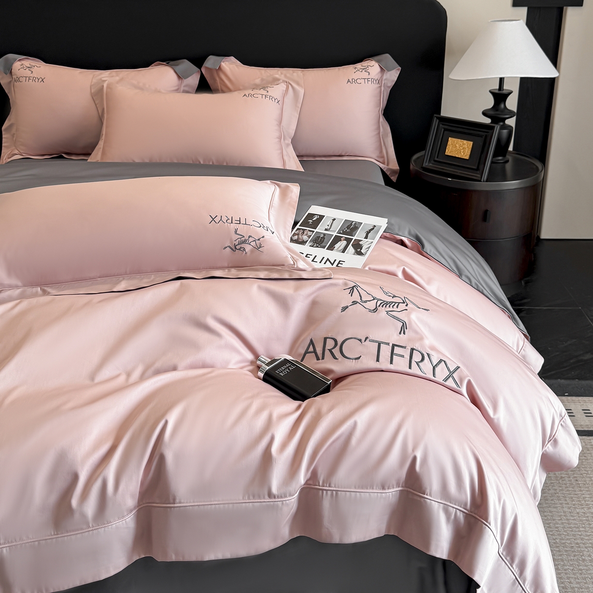 91家纺网 家纺一手货源 找家纺 置顶家纺 2025新款轻奢50双股长绒棉全棉刺绣骨头鸟四件套 轻奢-豆沙+高级灰