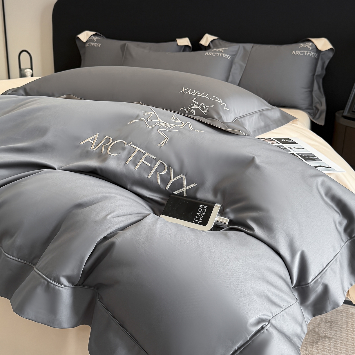 91家纺网 家纺一手货源 找家纺 置顶家纺 2025新款轻奢50双股长绒棉全棉刺绣骨头鸟四件套 轻奢-高级灰+奶咖