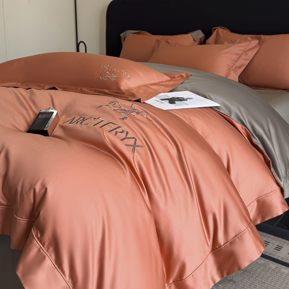 91家纺网 家纺一手货源 找家纺 置顶家纺 2025新款轻奢50双股长绒棉全棉刺绣骨头鸟四件套 轻奢-爱玛橙+绅士灰